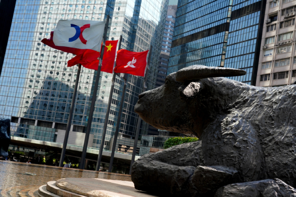 新舊經濟股齊升 影視消費股急漲 牛年歲首港股昂牛頭