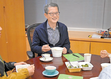 睇餸食飯應使則使 新預算案今公布 失業貸款是亮點