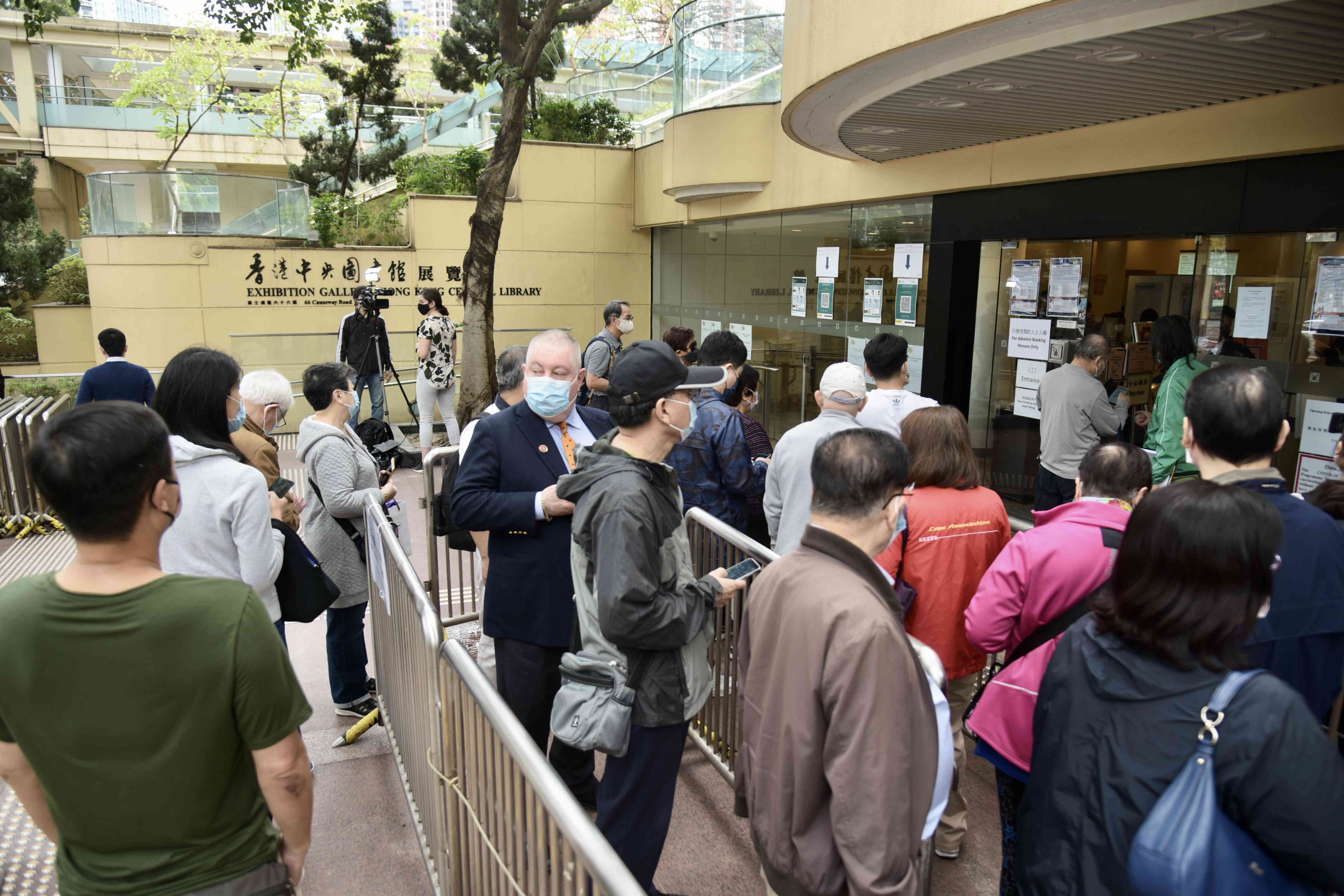 市民踴躍接種科興疫苗  董建華：打針護自己護家人護香港