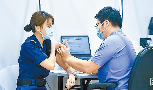 林鄭冀市民積極接種 強調疫苗安全有效