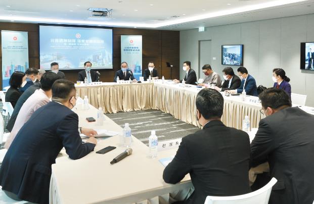 港府官員連晤各界人士積極解說 落實新選制是今年頭等大事