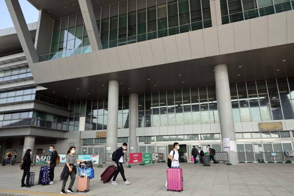 打針港人回內地有望縮短檢疫 港府籲市民不再觀望盡早接種疫苗