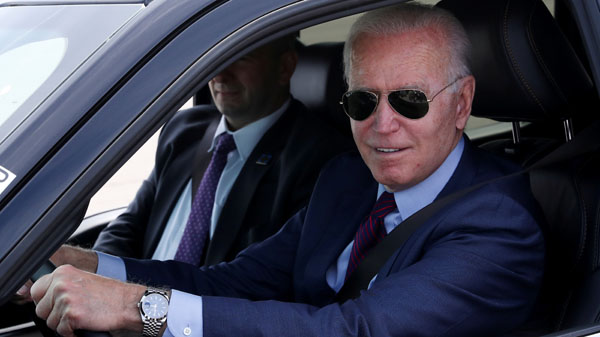 揚言美國不能輸給中國 拜登逾萬億投向電動車