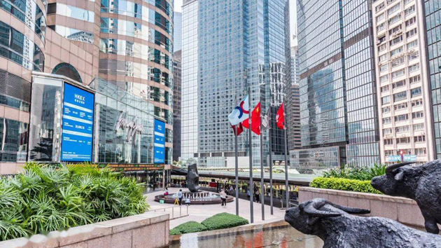 恒指季檢美團阿里權重升 比亞迪碧桂園服務信義光能染藍