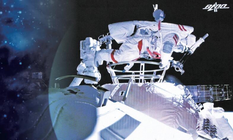 天地間大力協同 艙內外密切配合 神十二航天員完成首次出艙