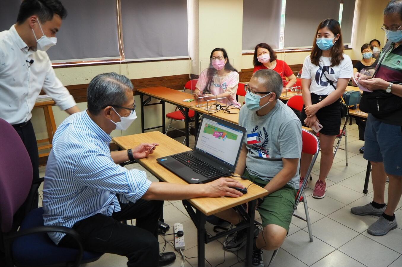 消費券已收逾480萬登記 財爺提醒在港居住會作抽查