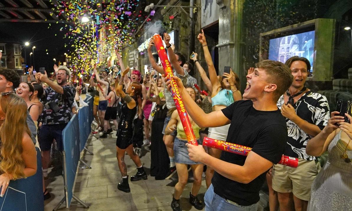 結束年半封城 娛樂場所爆棚 英解封確診飆威脅全球