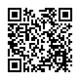 英國一卡車撞開護欄後半懸在24米高大橋上 司機成功逃脫