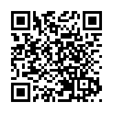 有片丨女子過馬路被車尾勾著雨傘拉扯不果 車主称純屬意外