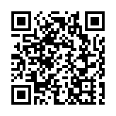選民持心意卡在票站外拍照留念 冀選出議員為民服務