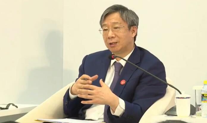 易纲：不会用人币贬值应对贸易战 货币政策要收紧