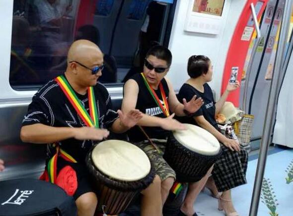 2018物博会越来越近 等不及的一群人在地铁里先“闪”了