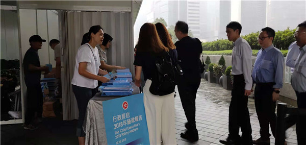 市民排隊取閱《施政報告》文本