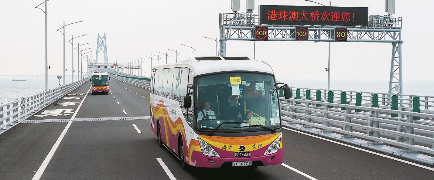 港珠澳大橋通車運營暢順 首日迎3萬內地客 