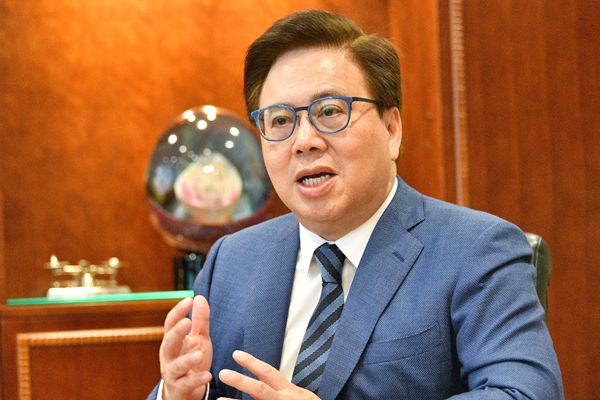 「港商92派」下海去上海 王英偉內地找機會見新景