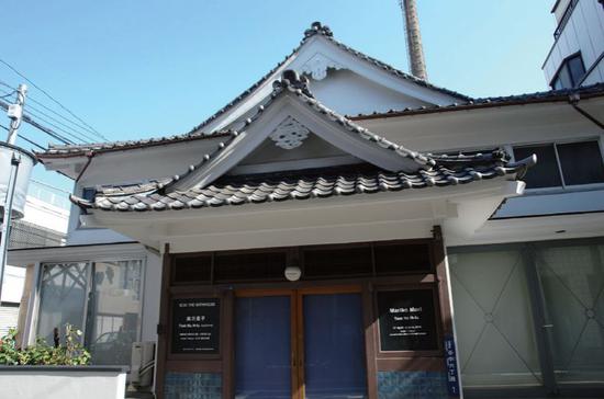 现在东京流行在澡堂看展览喝咖啡？