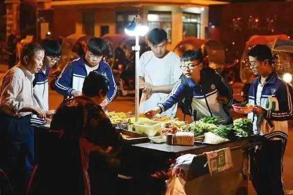 迈过人生的很多砍 迈不过校门口的小吃摊