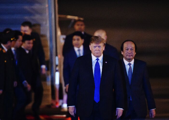 特朗普抵达越南第一推：盛大人群 如此多的爱心！