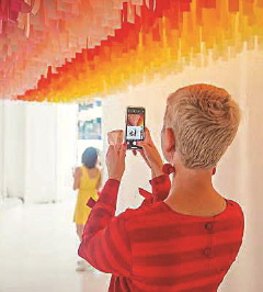 华丽道具替代艺术内涵，打卡拍照成唯一目的，看网红展，别让闪光灯遮蔽了审美视线