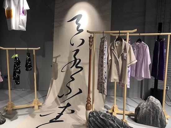 故宫上新衣了 把《清明上河图》穿在身上是什么感觉