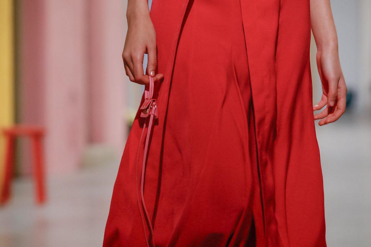 巴黎时装周现5cm迷你包 小到惊人应该只够装可爱吧