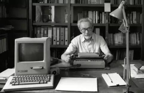 他是奥斯维辛的幸存者，被拯救的人最终仍被淹没