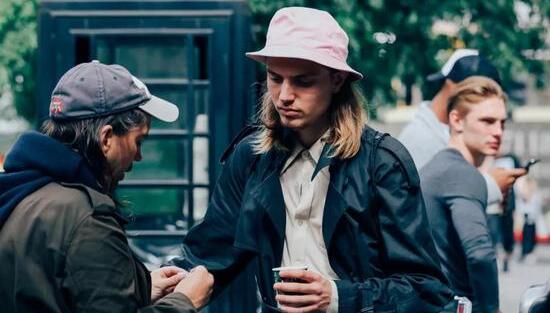 如果不戴渔夫帽 跟咸鱼有什么分别