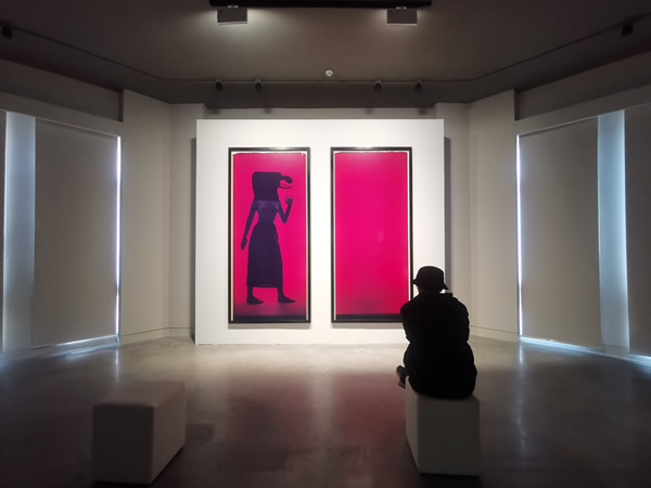 经历自残、裸体、爱情后 “行为艺术之母”成为最坏也是最好的自己