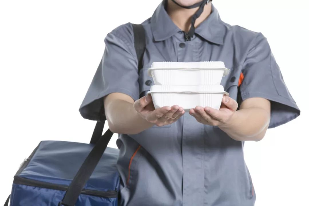 小伙扮成外卖小哥给女友送惊喜 开门瞬间决定报警