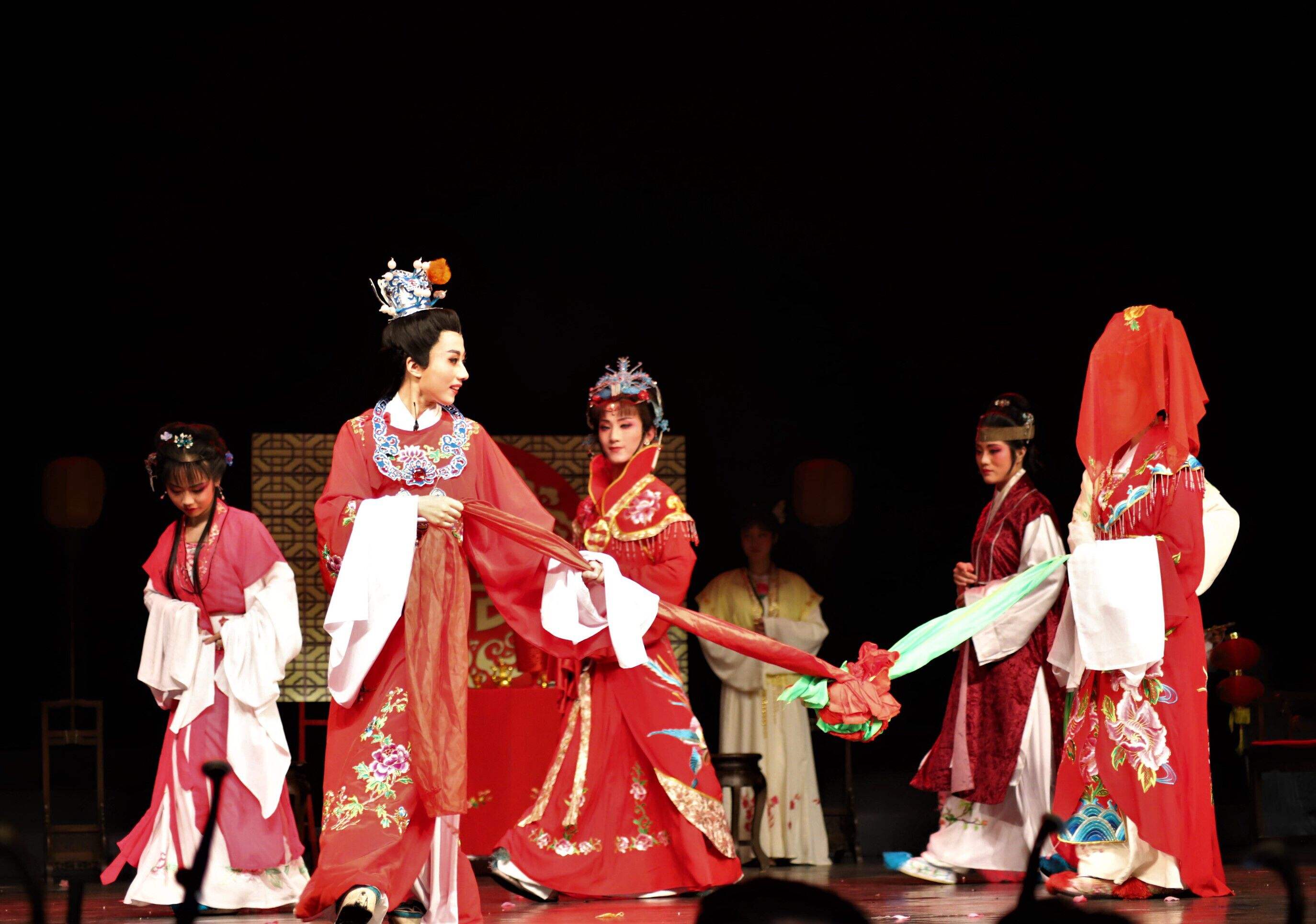 茅威涛：若只迎合老观众 越剧最终会成标本 