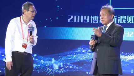 吴晓求贾康就房地产税同台PK 吴晓求：舆论说你怼我