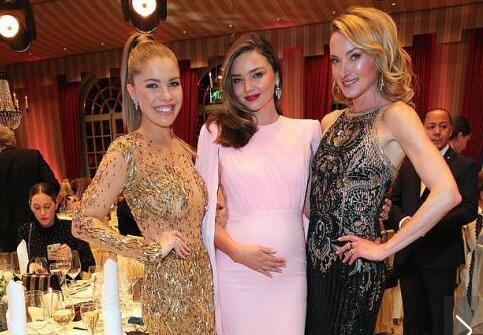 米兰达可儿怀三胎身材依旧火辣：粉红礼服搭长卷发十足女神范儿