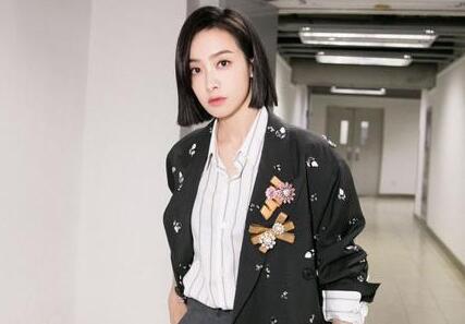 学宋茜陈伟霆穿印花风衣 春日扛住北京大风天