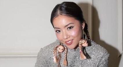 除了人头耳环 王菊还有更浮夸的时髦利器