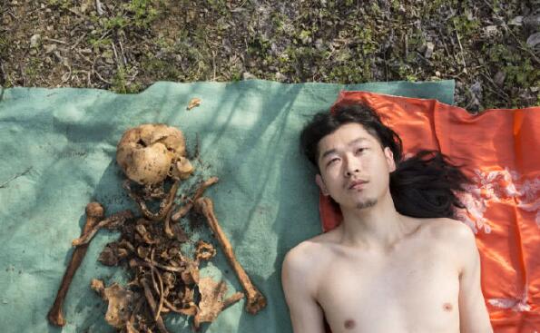 摄影博主裸体和父亲尸骨合影 引发网友争议