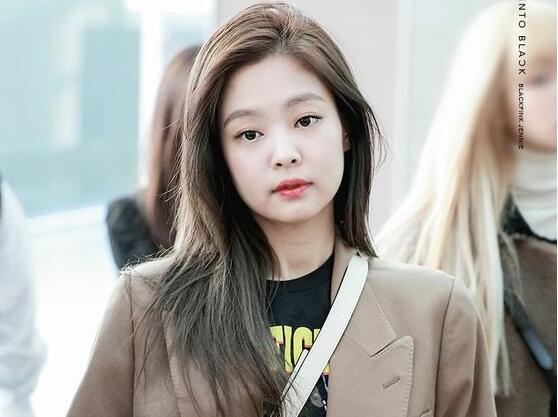 Jennie这几件单品 解决溜肩女孩一切烦恼