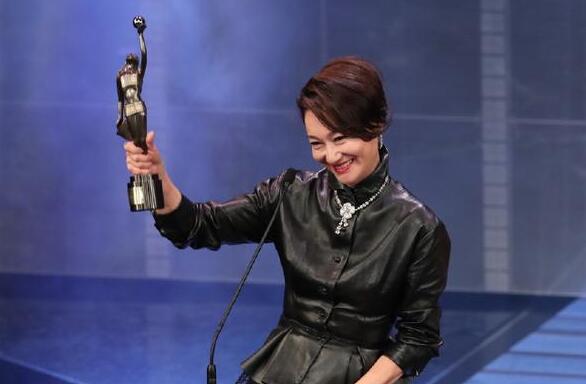 惠英红喜获金像奖最佳女配角 晒照感谢粉丝很暖心