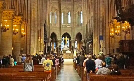 巴黎圣母院躲过了战火，却燃烧在和平的今天