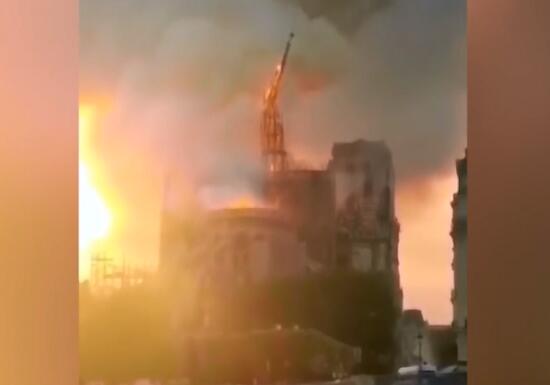 巴黎圣母院发生火灾 塔尖被烧塌瞬间