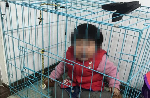 网传一女童被关笼中疑遭虐待 警方：系其父摆拍