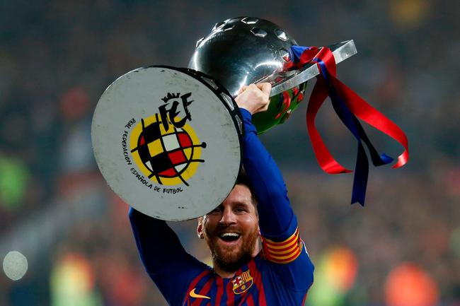 巴萨提前3轮西甲夺冠 ！队长梅西捧杯