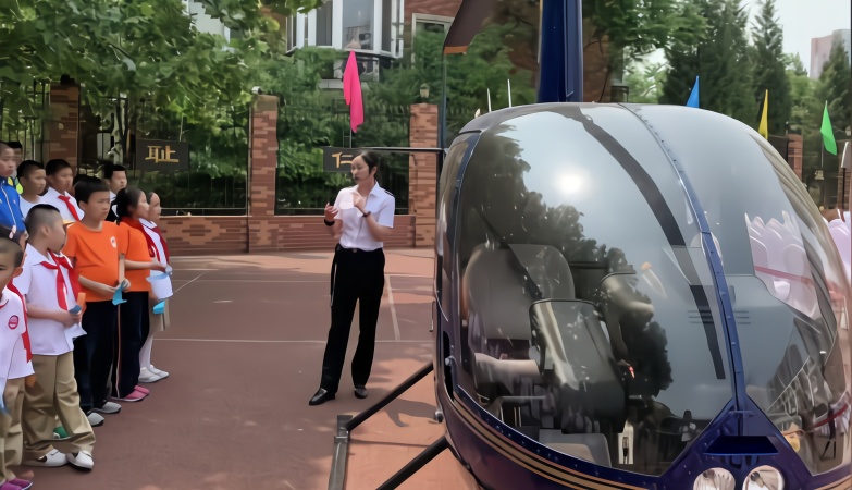 硬核！为孩子小学科技节课题 家长将直升机开进学校