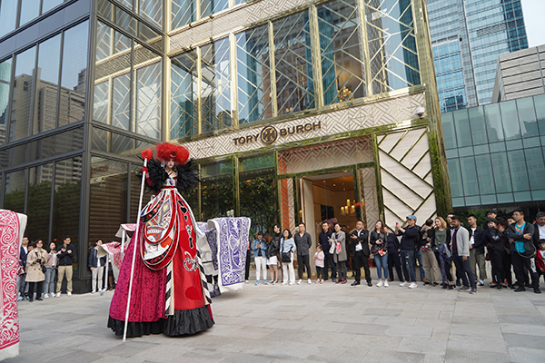 街头邂逅“好戏”，为购物场景画出美好底色