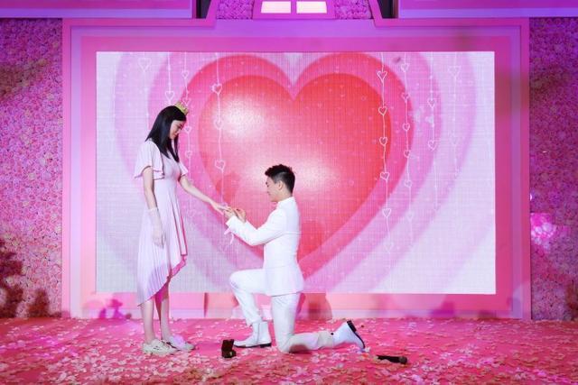 何猷君求婚后首晒照 拽着奚梦瑶的手秀大钻戒