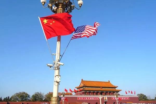 “关税让美国更强大！” 美国民众：“他骗人！”