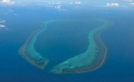 美军一驱逐舰闯入黄岩岛附近12海里