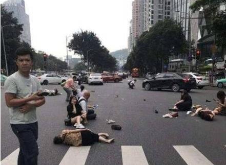 广州一女子驾车闯红灯撞行人致13人伤，被指穿松糕鞋惹祸