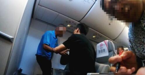 疑似精神病患者大闹福航飞机：开舱门 我要跳伞