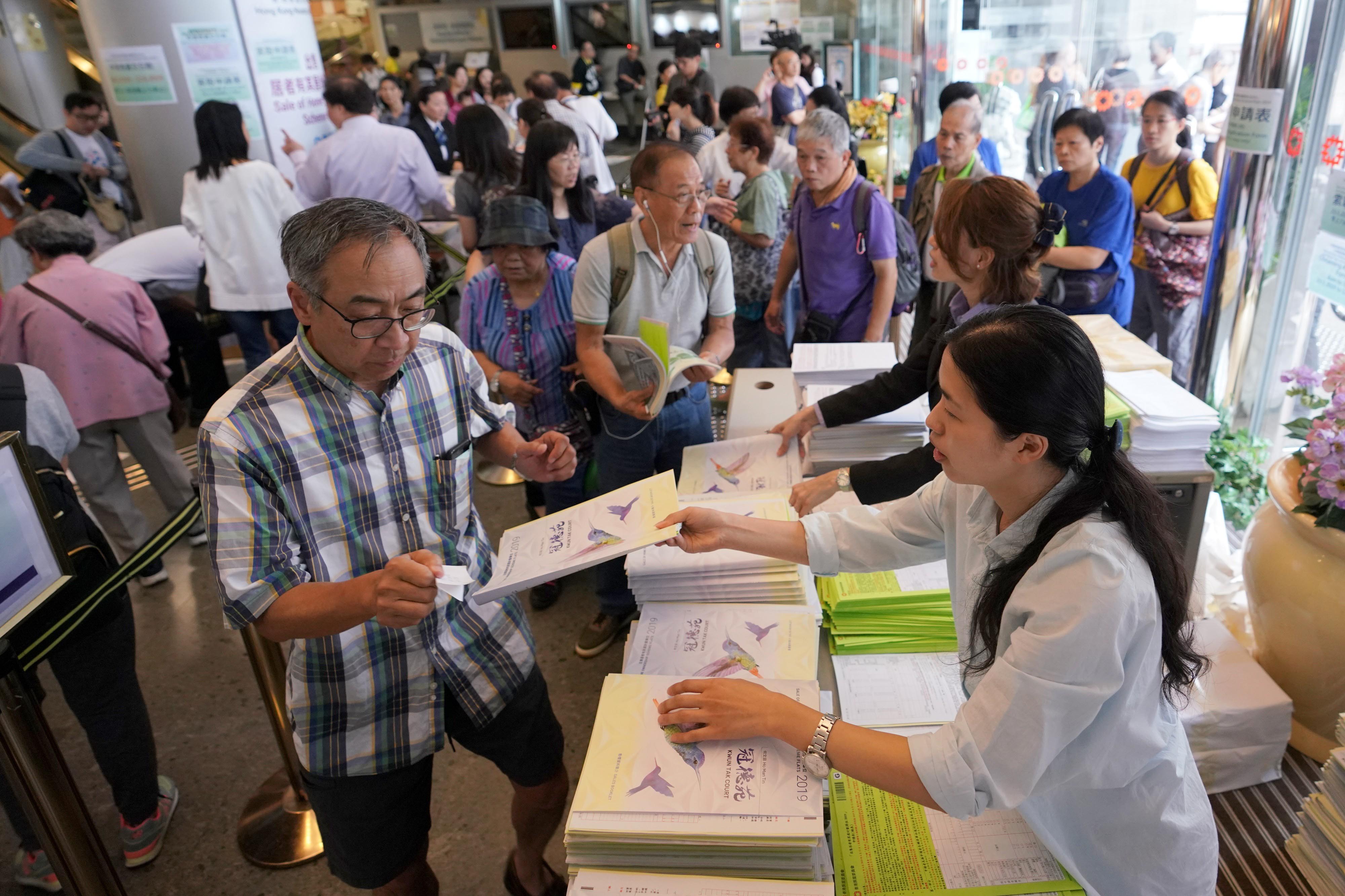 新居屋首日派3.3萬申請表 市民求樓若渴 三尖八角單位都買