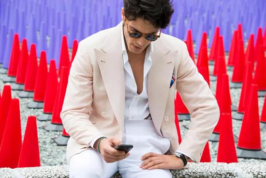 觉得纯白衬衫不好搭可能是因为...